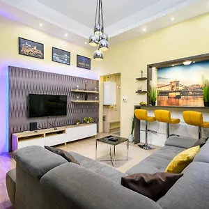  Apartment Downtown Deluxe-two Bedroom With Sauna